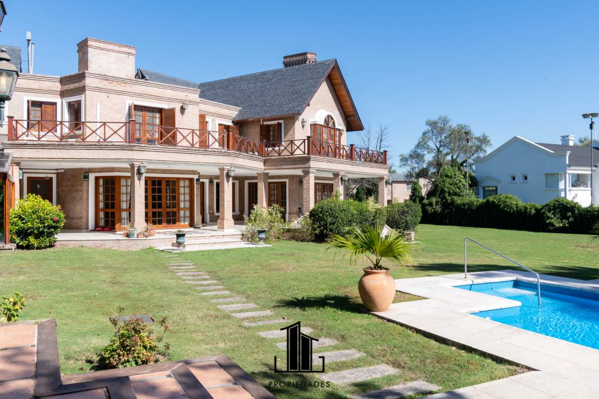 VENTA CASA EN 2 LOTES FONDO GOLF EN COUNTRY LAS DELICIAS. RECIBE MENOR