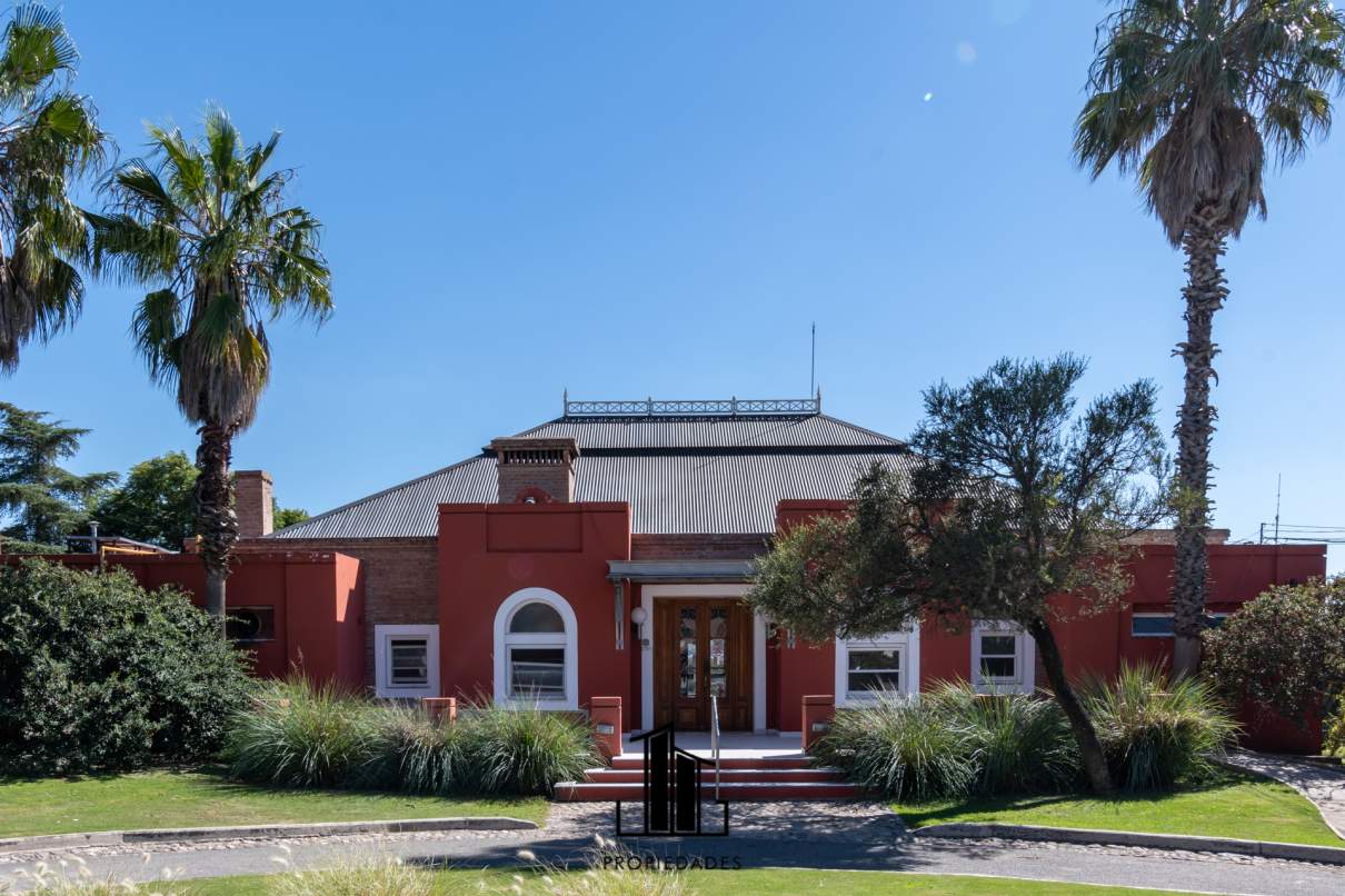 VENTA CASA EN 2 LOTES FONDO GOLF EN COUNTRY LAS DELICIAS. RECIBE MENOR