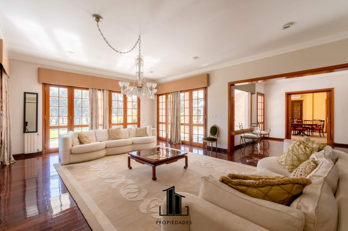 VENTA CASA EN 2 LOTES FONDO GOLF EN COUNTRY LAS DELICIAS. RECIBE MENOR