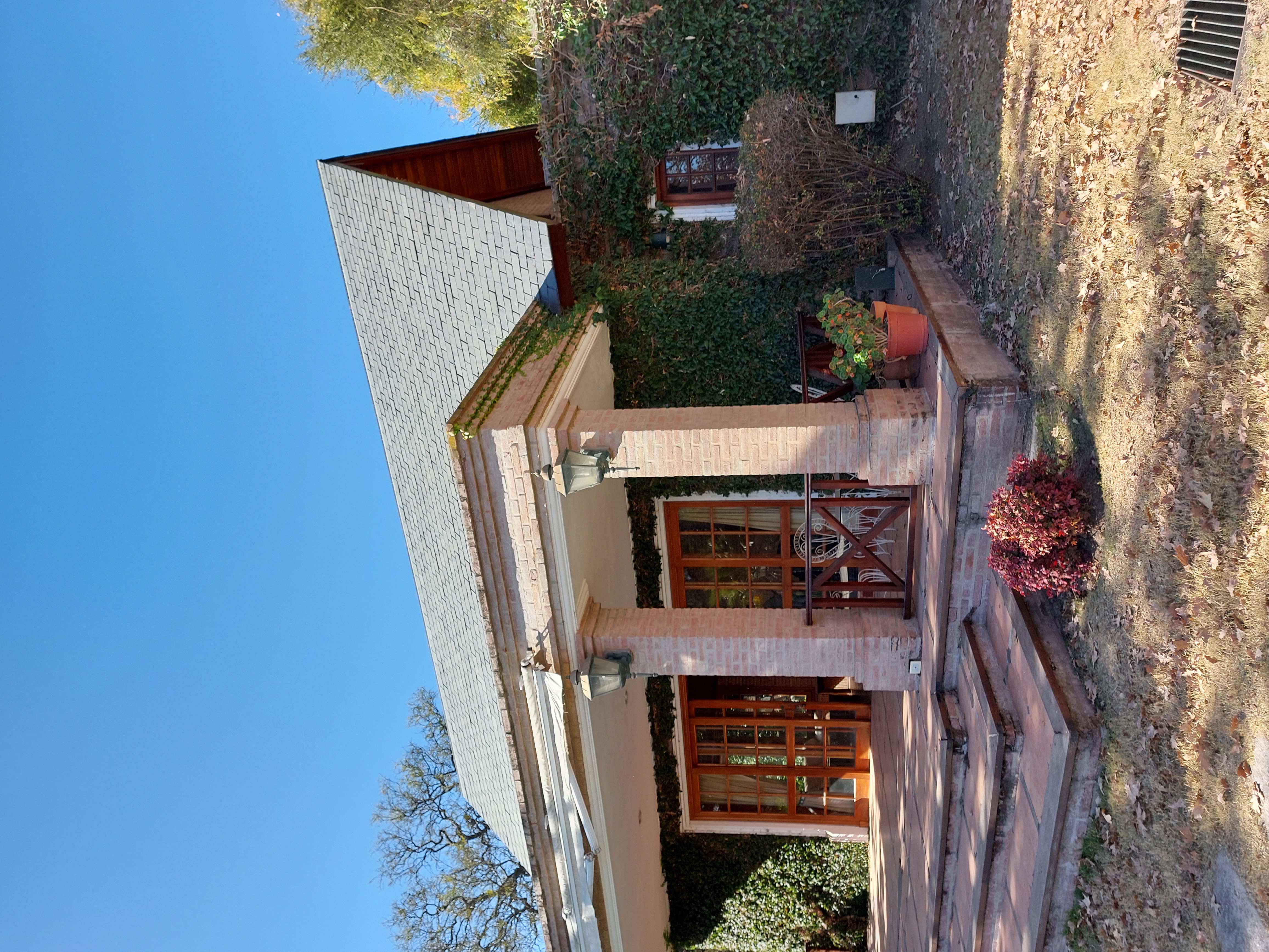 VENTA CASA EN 2 LOTES FONDO GOLF EN COUNTRY LAS DELICIAS. RECIBE MENOR