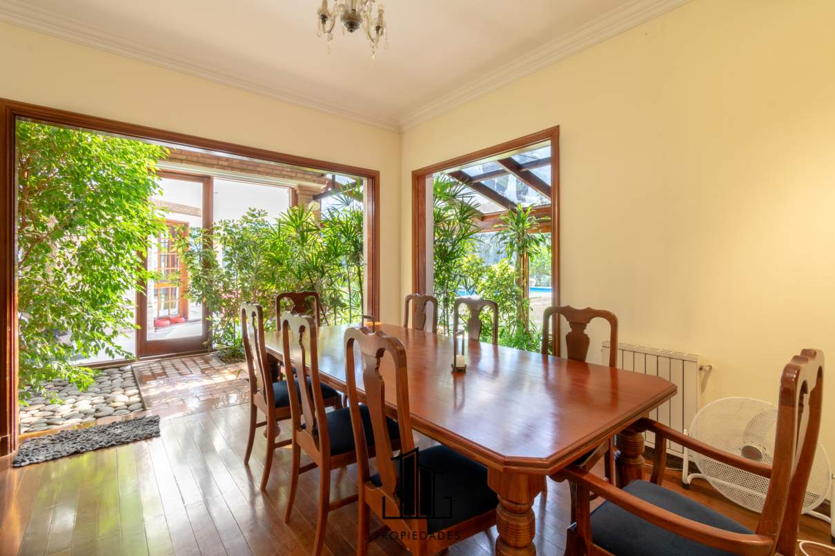 VENTA CASA EN 2 LOTES FONDO GOLF EN COUNTRY LAS DELICIAS. RECIBE MENOR