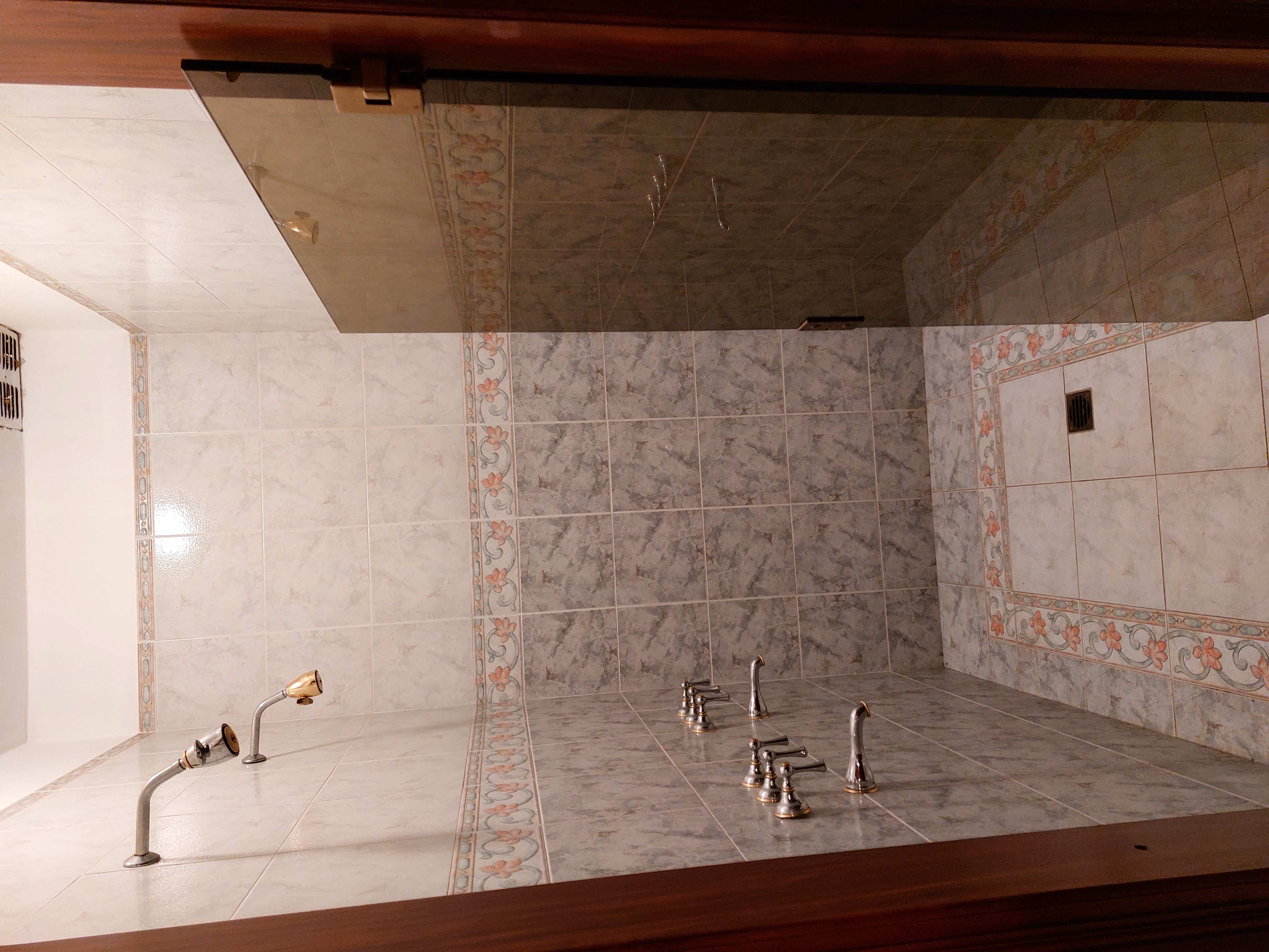 VENTA CASA EN 2 LOTES FONDO GOLF EN COUNTRY LAS DELICIAS. RECIBE MENOR