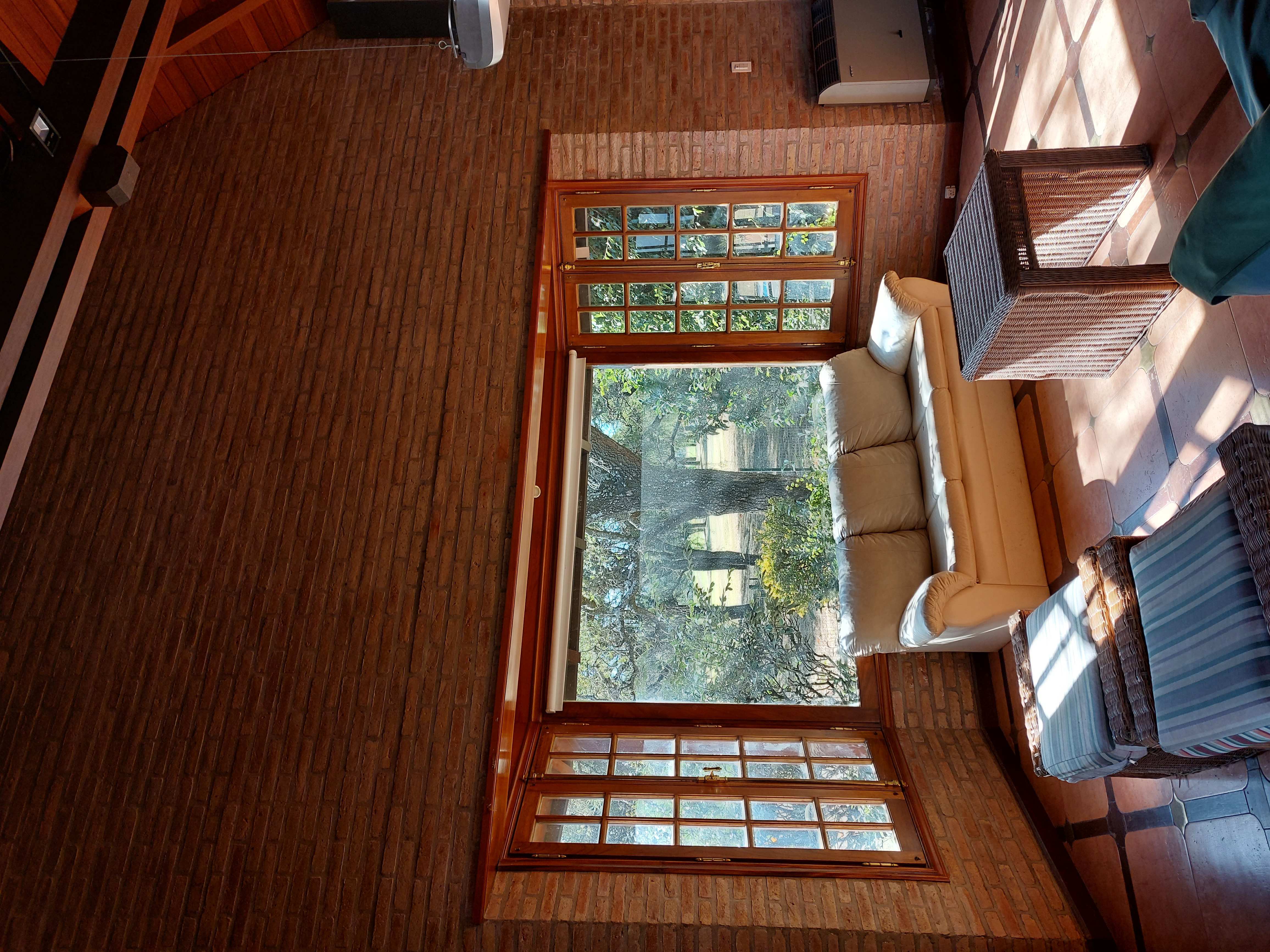 VENTA CASA EN 2 LOTES FONDO GOLF EN COUNTRY LAS DELICIAS. RECIBE MENOR