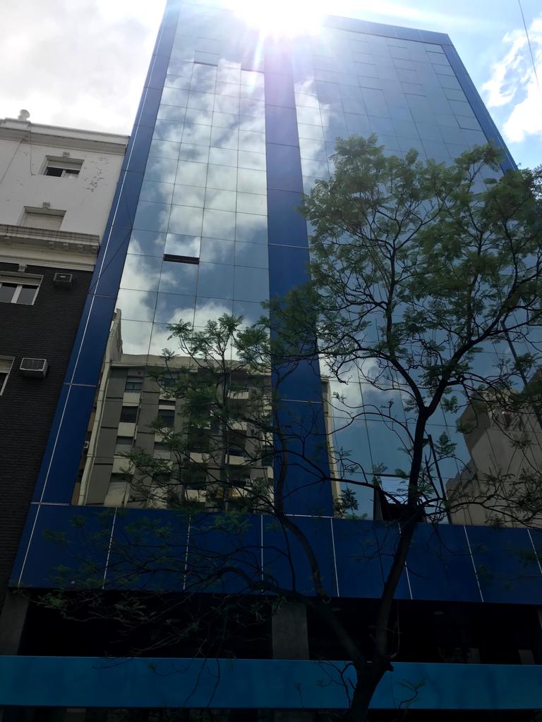 Piso completo de OFICINA en edifico corporativo sobre colon 700