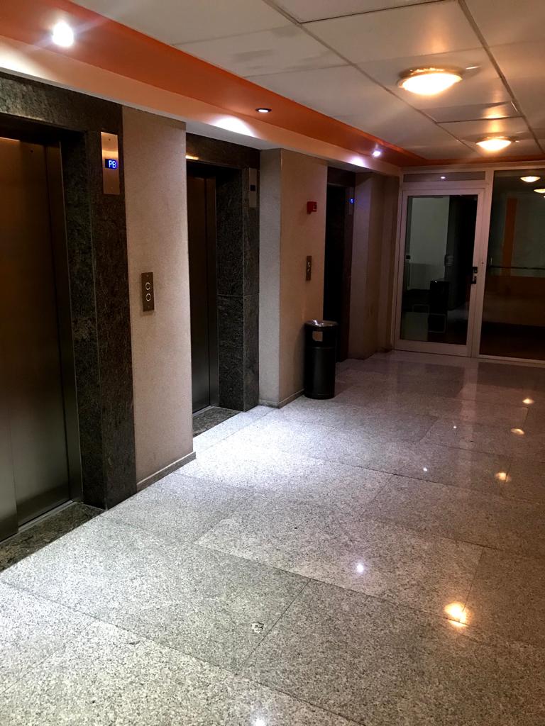 Piso completo de OFICINA en edifico corporativo sobre colon 700