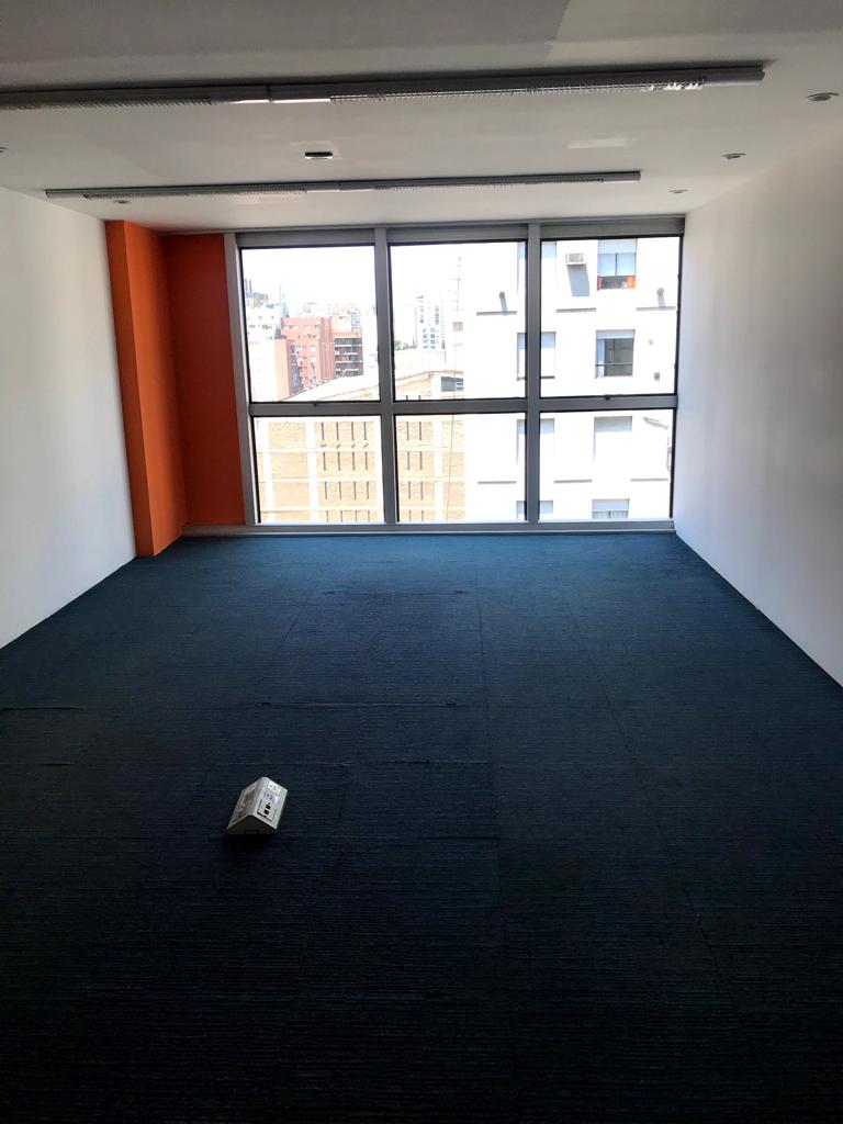 Piso completo de OFICINA en edifico corporativo sobre colon 700