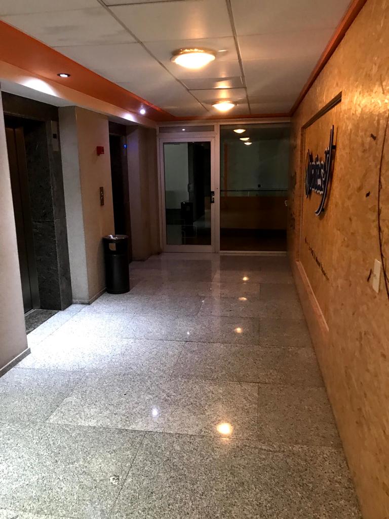 Piso completo de OFICINA en edifico corporativo sobre colon 700