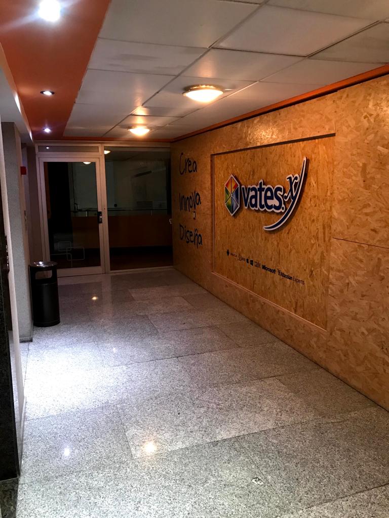 Piso completo de OFICINA en edifico corporativo sobre colon 700