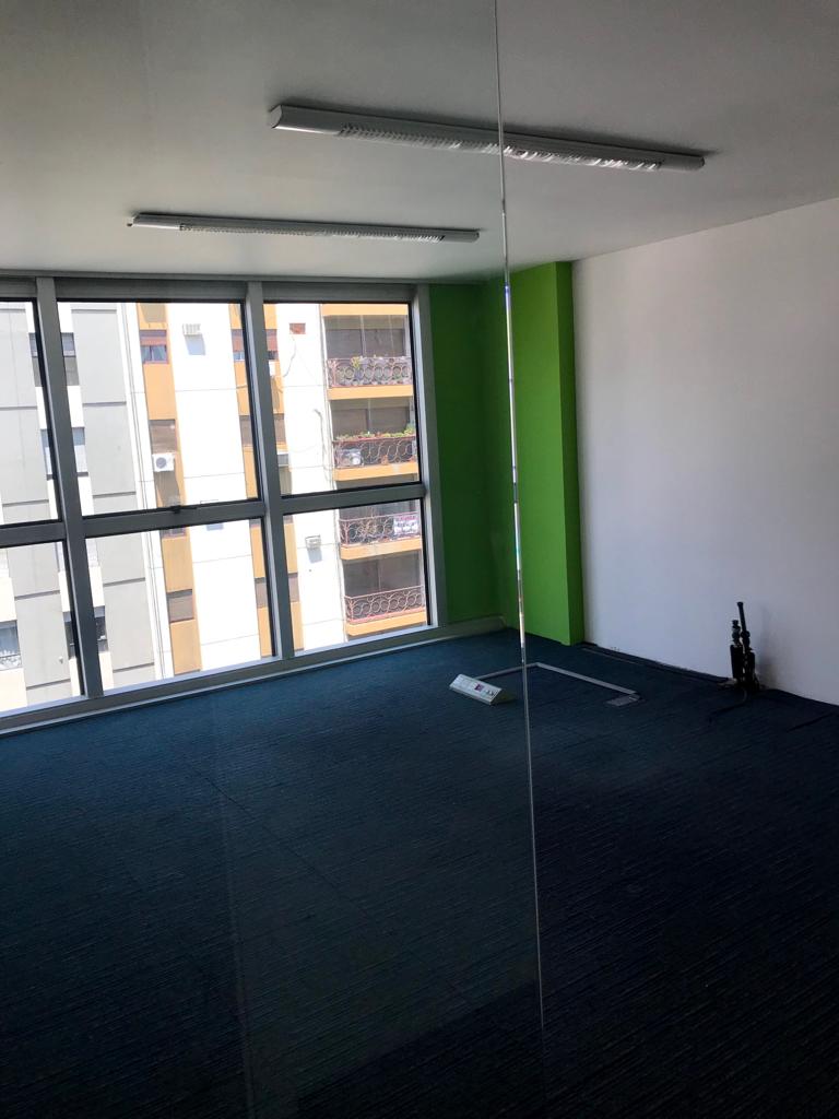 Piso completo de OFICINA en edifico corporativo sobre colon 700