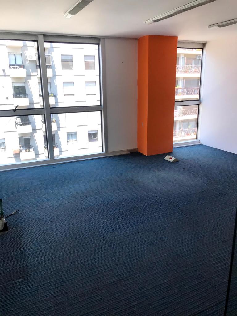 Piso completo de OFICINA en edifico corporativo sobre colon 700