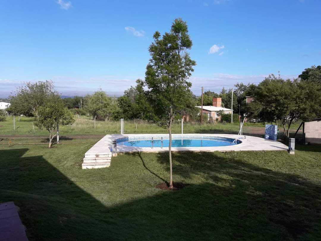 DOS DEPARTAMENTOS CON QUINCHO CERRADO Y PILETA EN COMUNA SAN ROQUE.