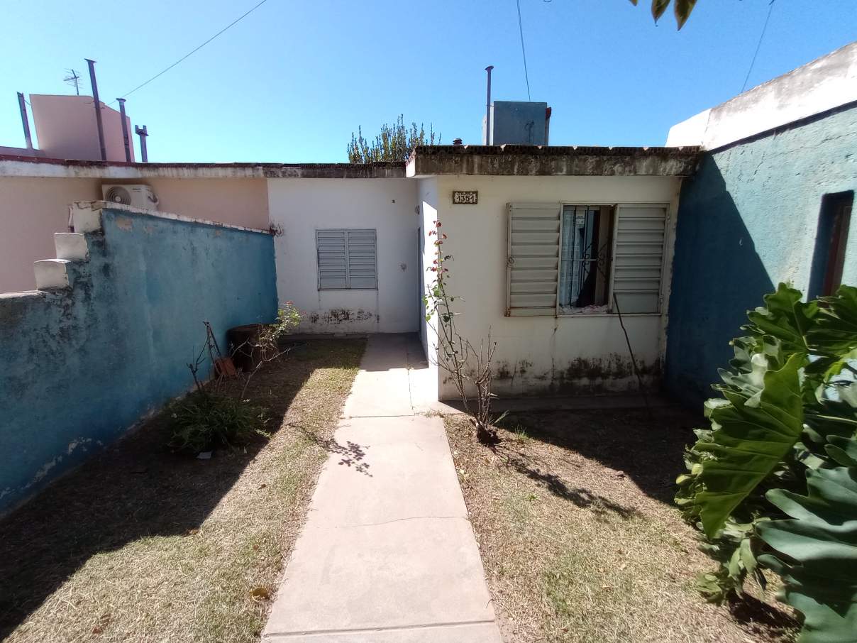 SE VENDE CASA DE DOS DORMITORIOS EN BARRIO ALBERDI RIO CUARTO