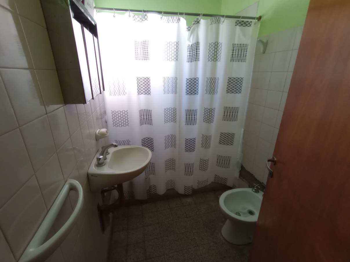 SE VENDE CASA DE DOS DORMITORIOS EN BARRIO ALBERDI RIO CUARTO