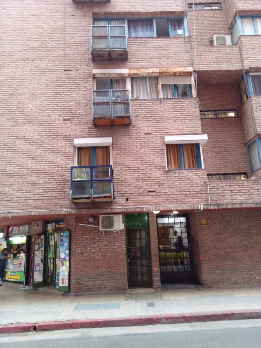 Dpto 1 Dorm con Balcón Sobre Calle Artigas. Apto Uso Profesional