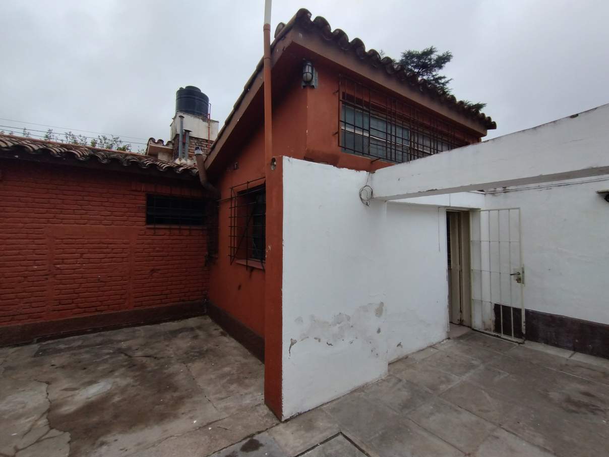 OPORTUNIDAD!! CASA DE 2 DORMI. EN B° MATIENZO - RECIBE VEHÍCULO-LOTE