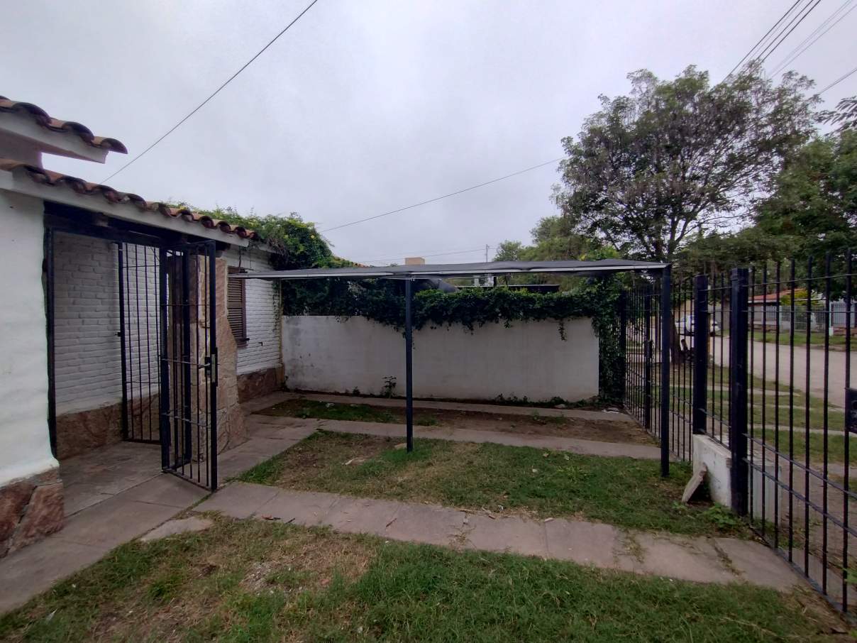 OPORTUNIDAD!! CASA DE 2 DORMI. EN B° MATIENZO - RECIBE VEHÍCULO-LOTE