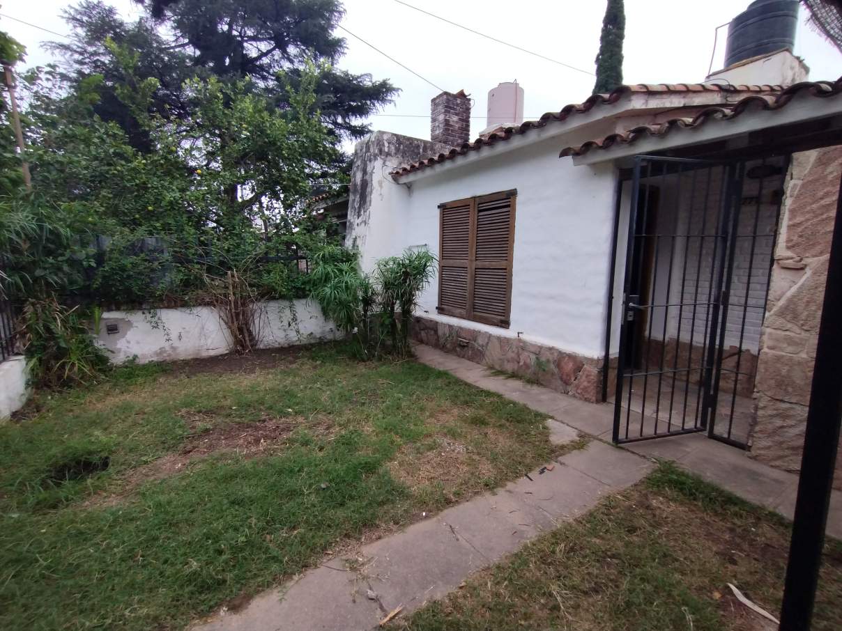 OPORTUNIDAD!! CASA DE 2 DORMI. EN B° MATIENZO - RECIBE VEHÍCULO-LOTE