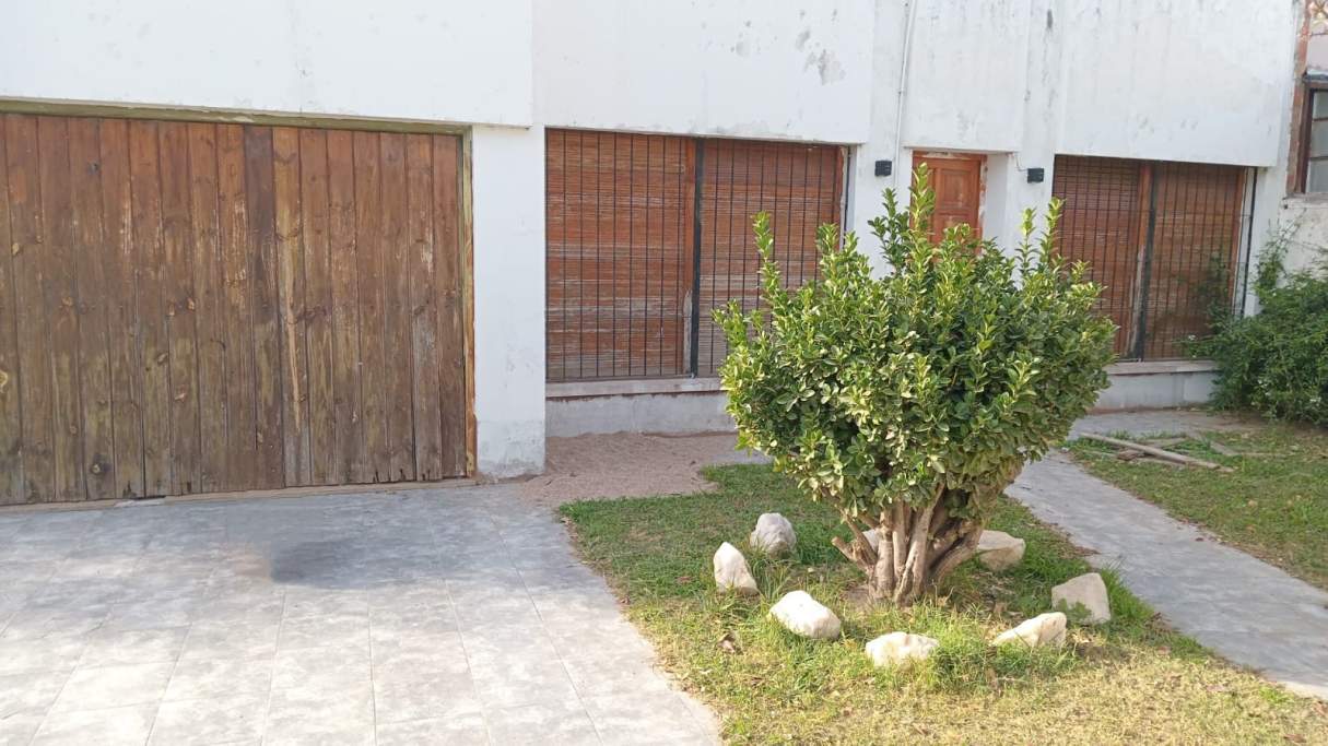 SE VENDEN TRES CASAS EN MISMO TERRENO - MACRO CENTRO RIO CUARTO