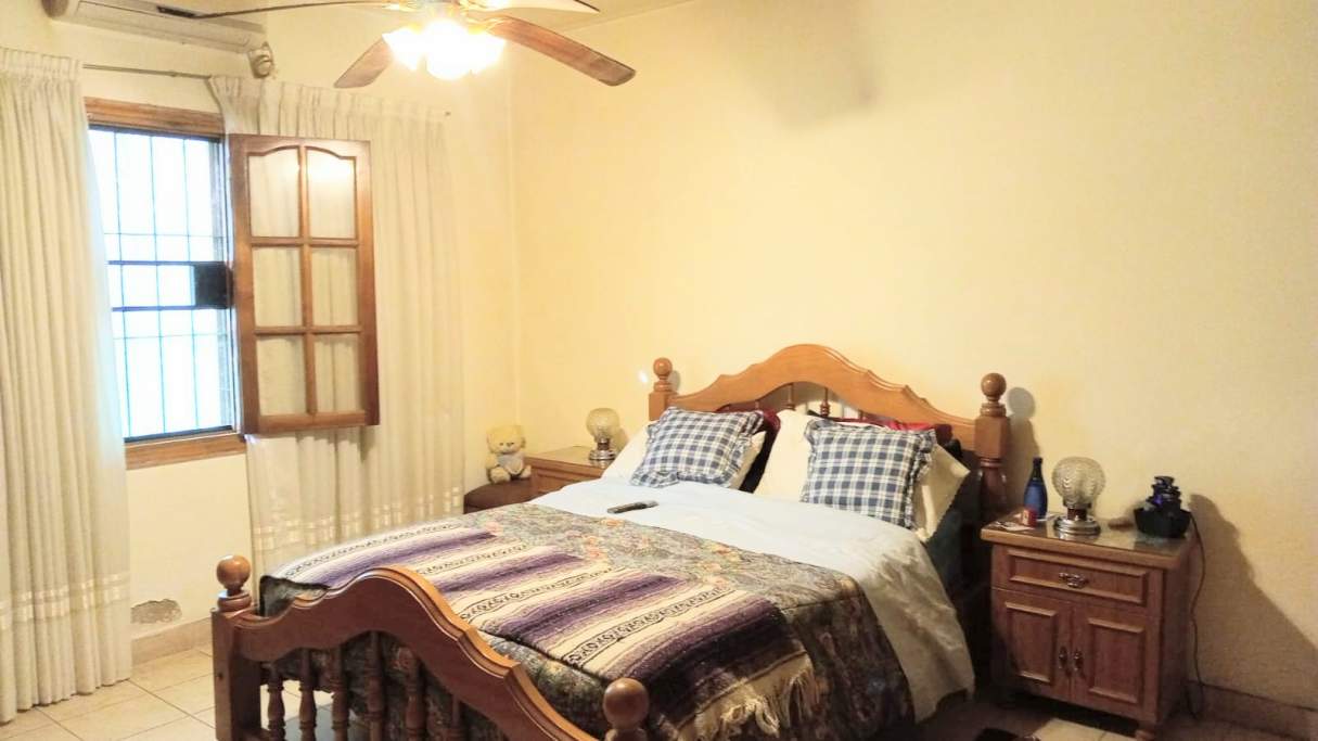 SE VENDEN TRES CASAS EN MISMO TERRENO - MACRO CENTRO RIO CUARTO