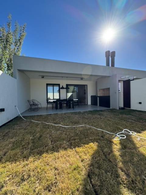 VENTA CASA 2 DORMITORIOS 2 BAÑOS DISTRITO SUR