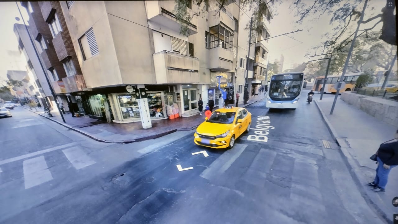 Vendo Local, ubicado en calle Bel grano 301, esquina con Calle Duarte Quiros, barrio Centro.Superfic