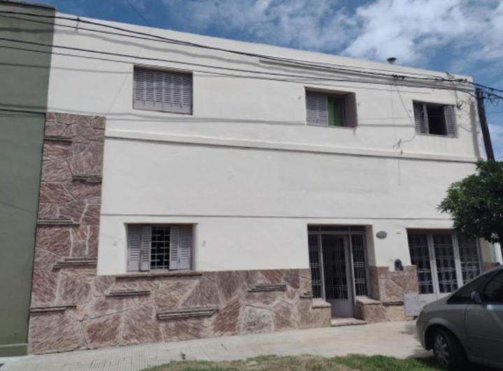 Vendo -  Casa 4 Dormitorios (dividida en 2 departamentos), San Vicente, frente Plaza Urquiza - Zona 