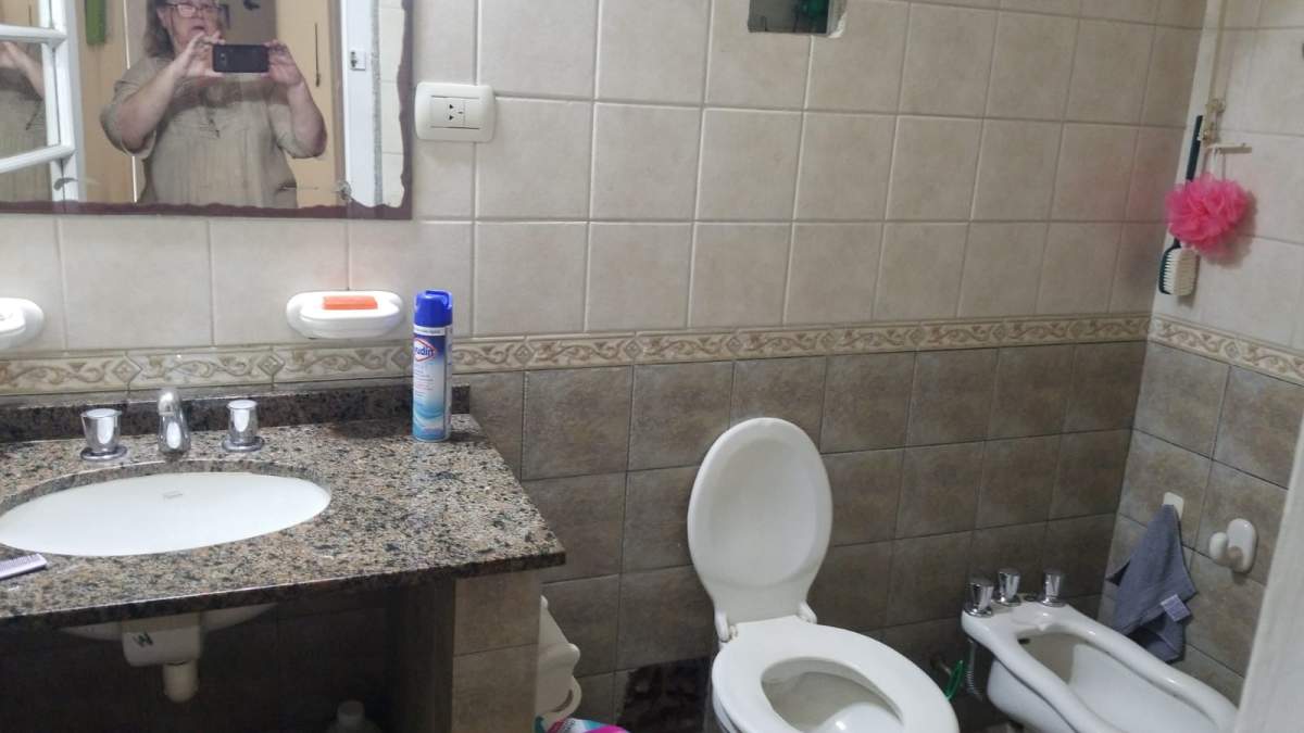 Vendo -  Casa 4 Dormitorios (dividida en 2 departamentos), San Vicente, frente Plaza Urquiza - Zona 