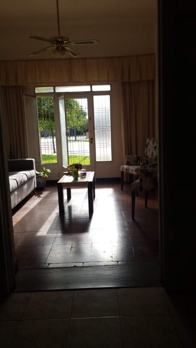 Vendo -  Casa 4 Dormitorios (dividida en 2 departamentos), San Vicente, frente Plaza Urquiza - Zona 