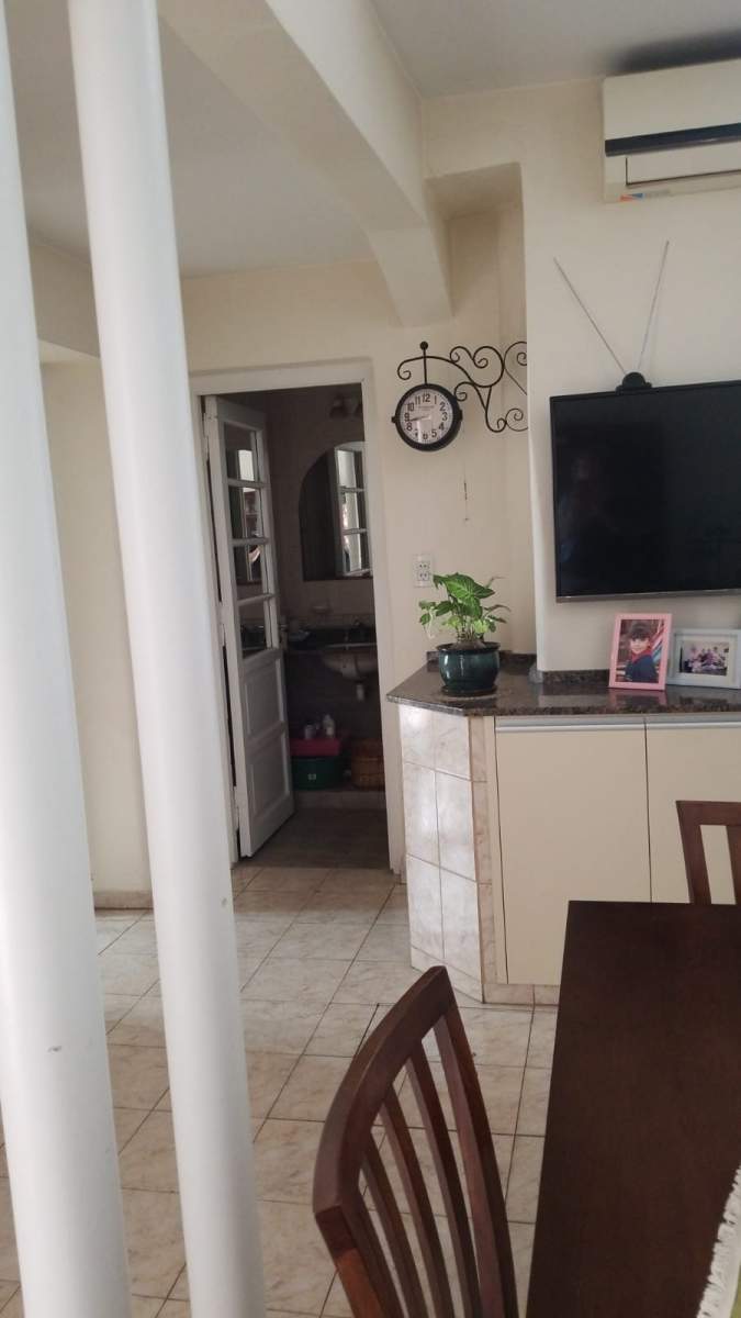 Vendo -  Casa 4 Dormitorios (dividida en 2 departamentos), San Vicente, frente Plaza Urquiza - Zona 