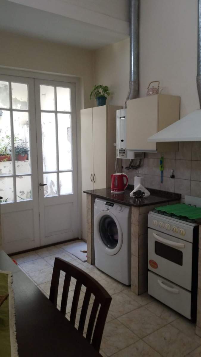 Vendo -  Casa 4 Dormitorios (dividida en 2 departamentos), San Vicente, frente Plaza Urquiza - Zona 