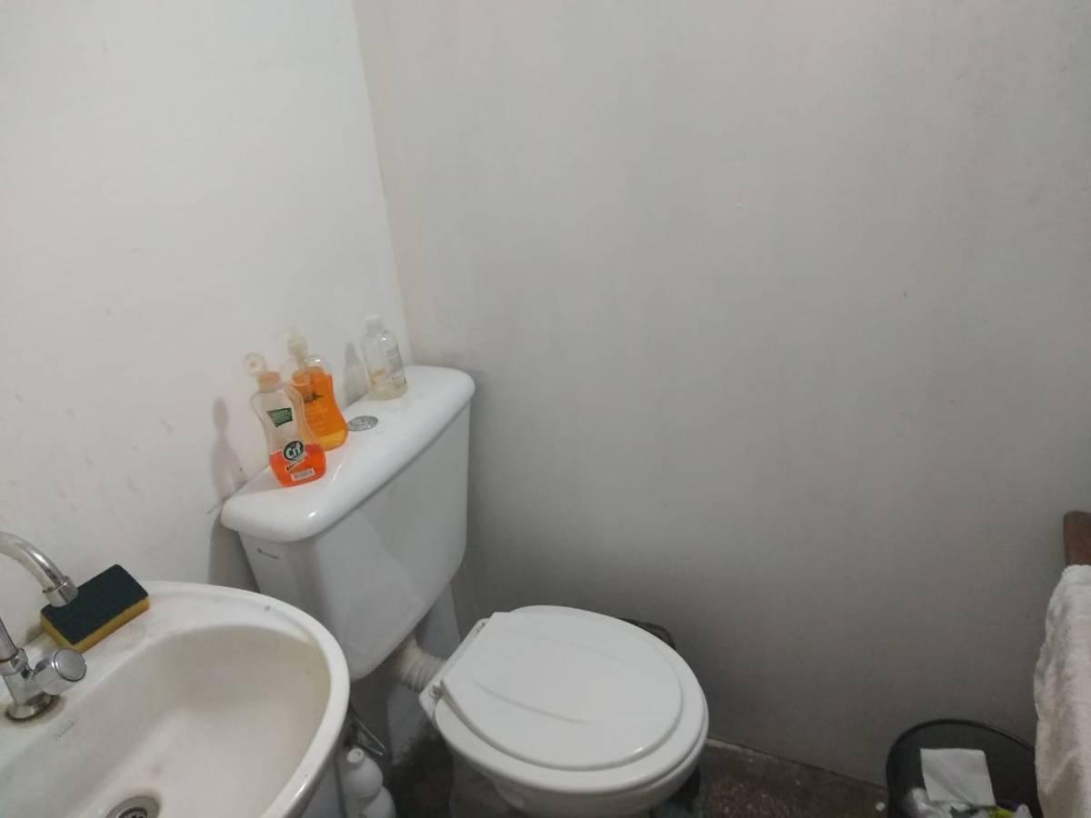 OFICINA AMPLIA EN GALERIA CINERAMA (Se puede dividir)