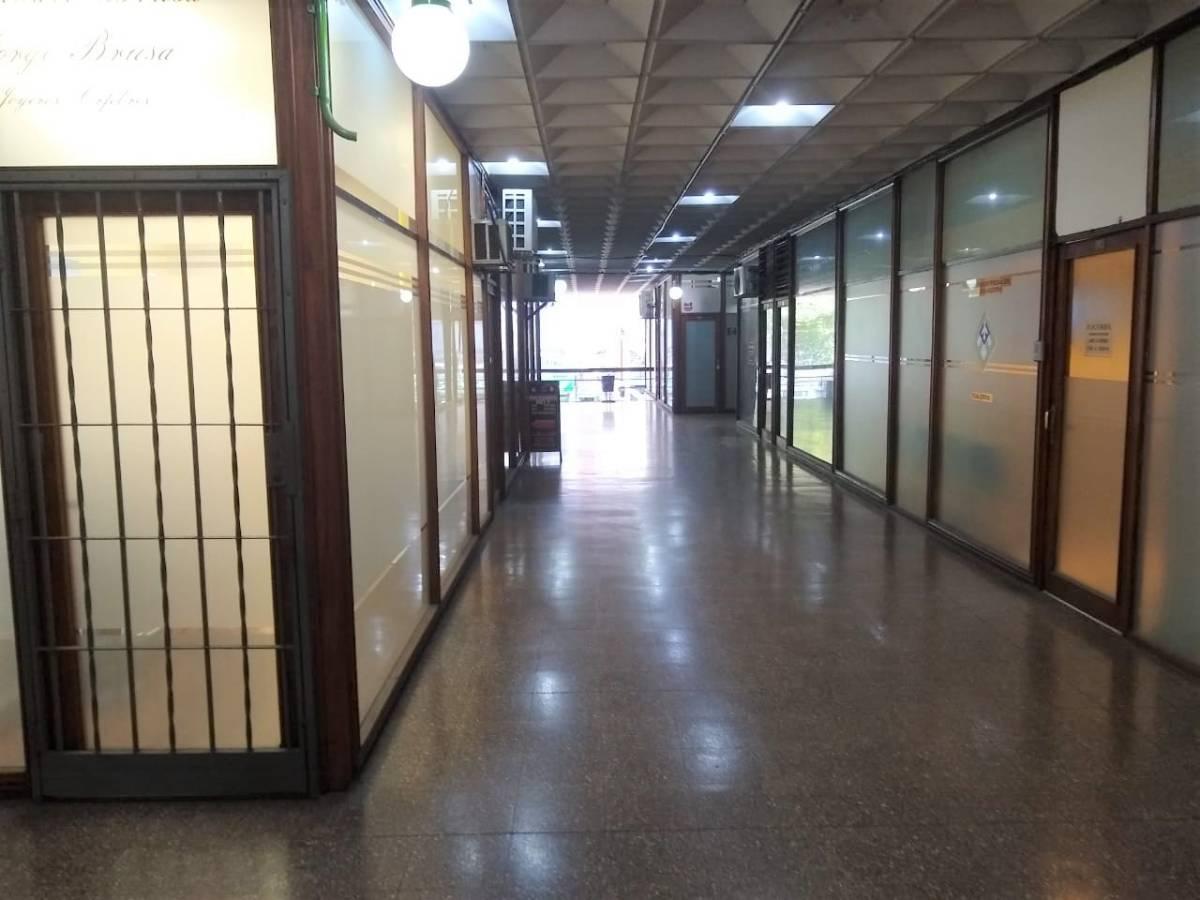OFICINA AMPLIA EN GALERIA CINERAMA (Se puede dividir)