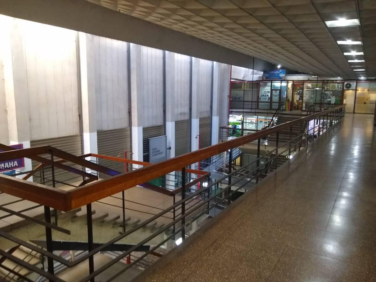OFICINA AMPLIA EN GALERIA CINERAMA (Se puede dividir)