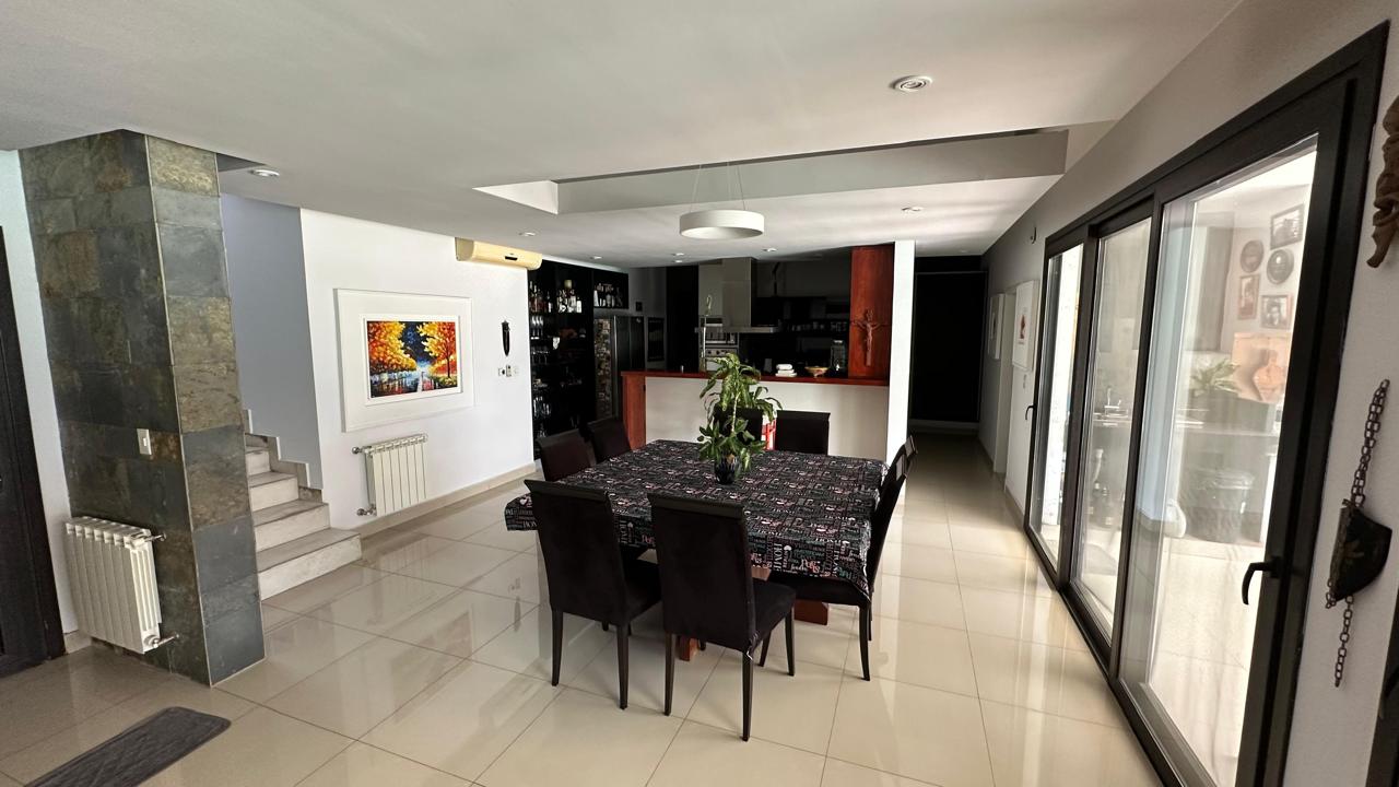 Espectacular Casa de  5 dormitorios en Tejas 2!!