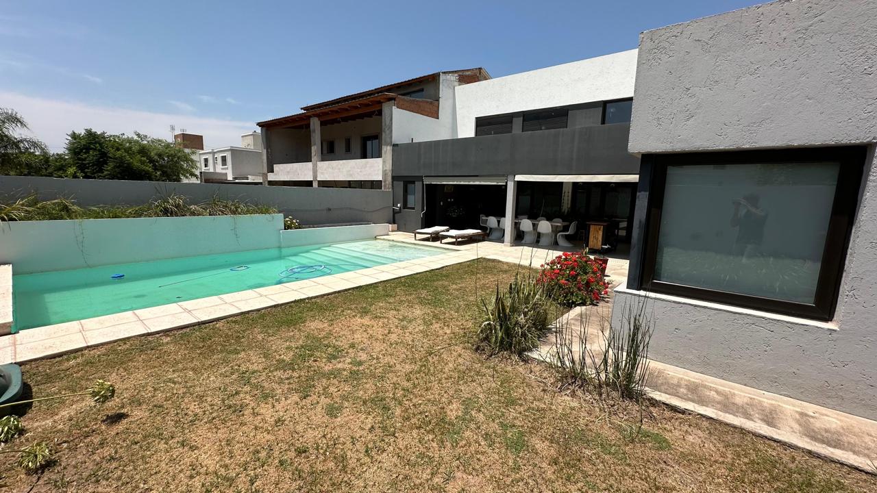 Espectacular Casa de  5 dormitorios en Tejas 2!!
