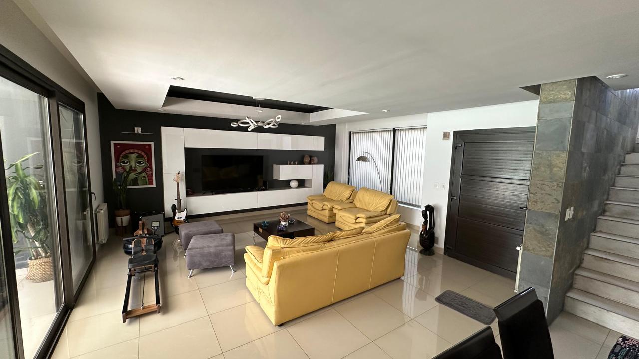 Espectacular Casa de  5 dormitorios en Tejas 2!!