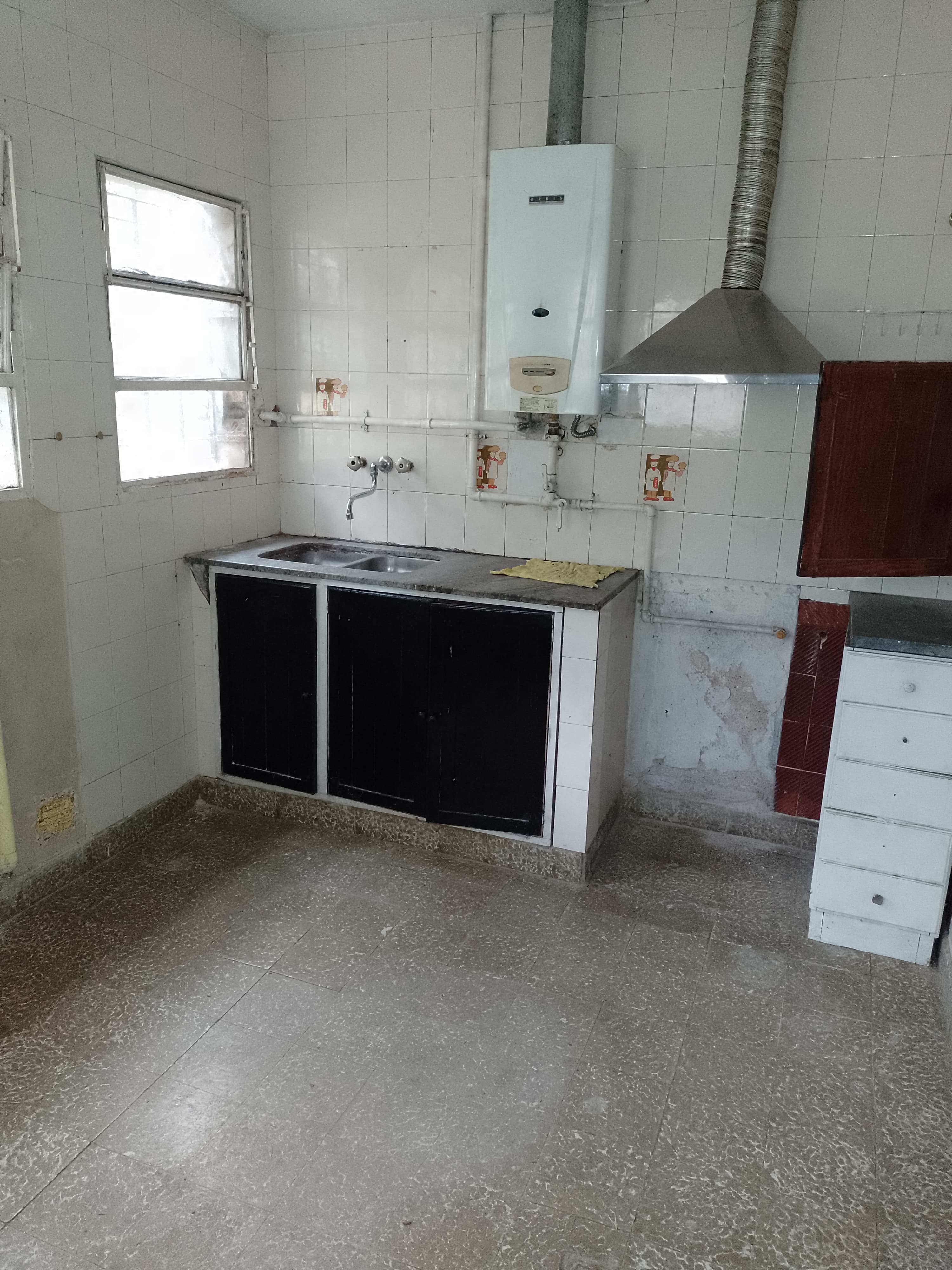 Oportunidad Única: casa a refaccionar frente a un amplio parque