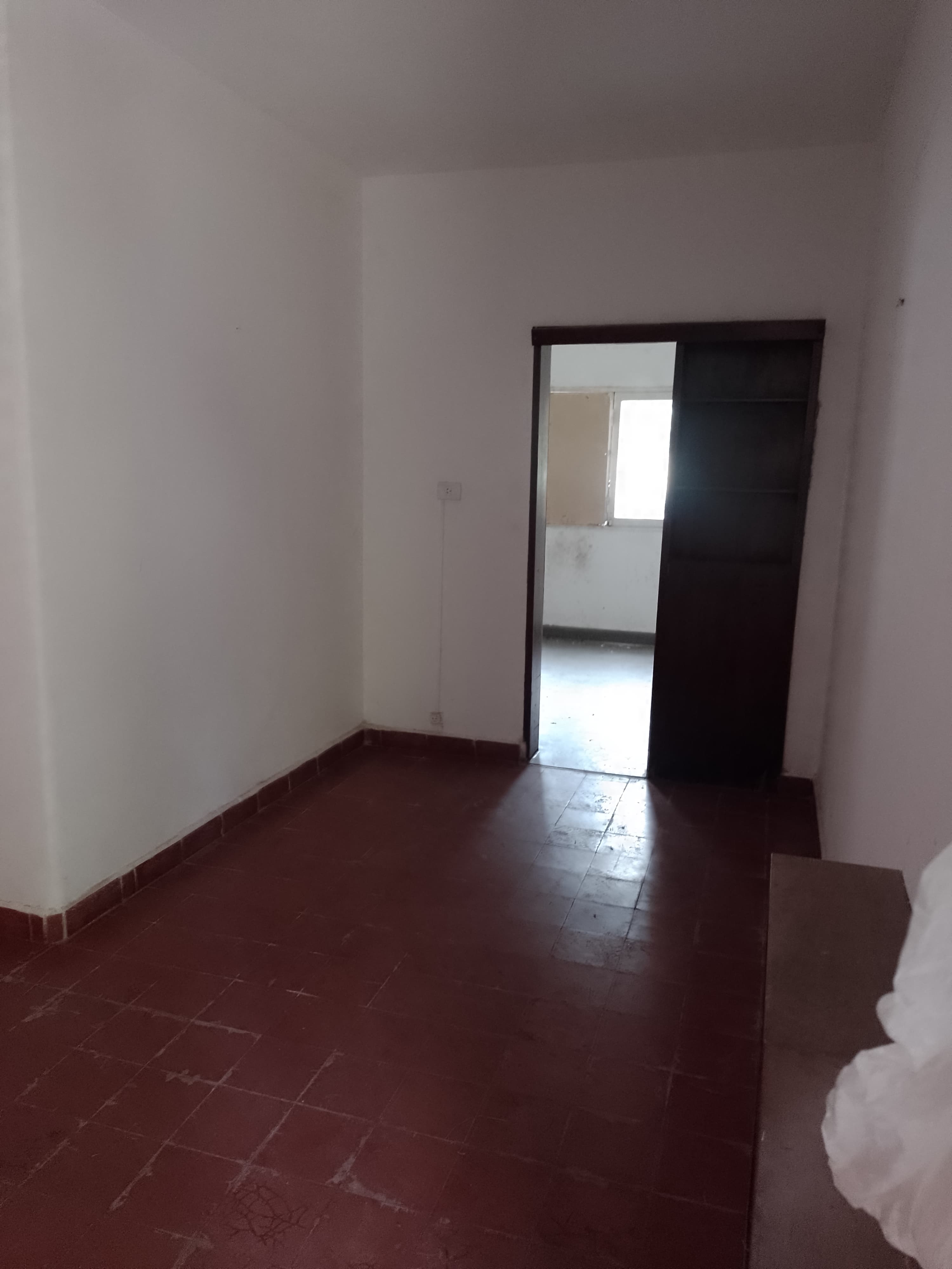 Oportunidad Única: casa a refaccionar frente a un amplio parque