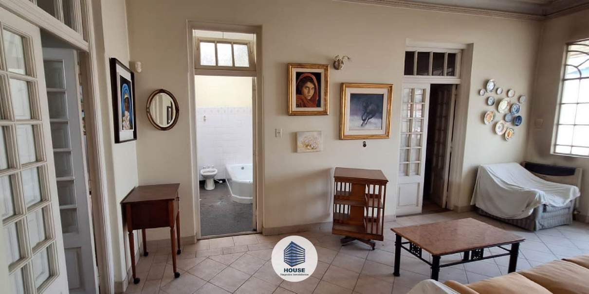 CASA EN VENTA ESTILO CLÁSICO 3 DORMITORIOS CON PATIO Y COCHERA - ALTA CÓRDOBA REC MENOR