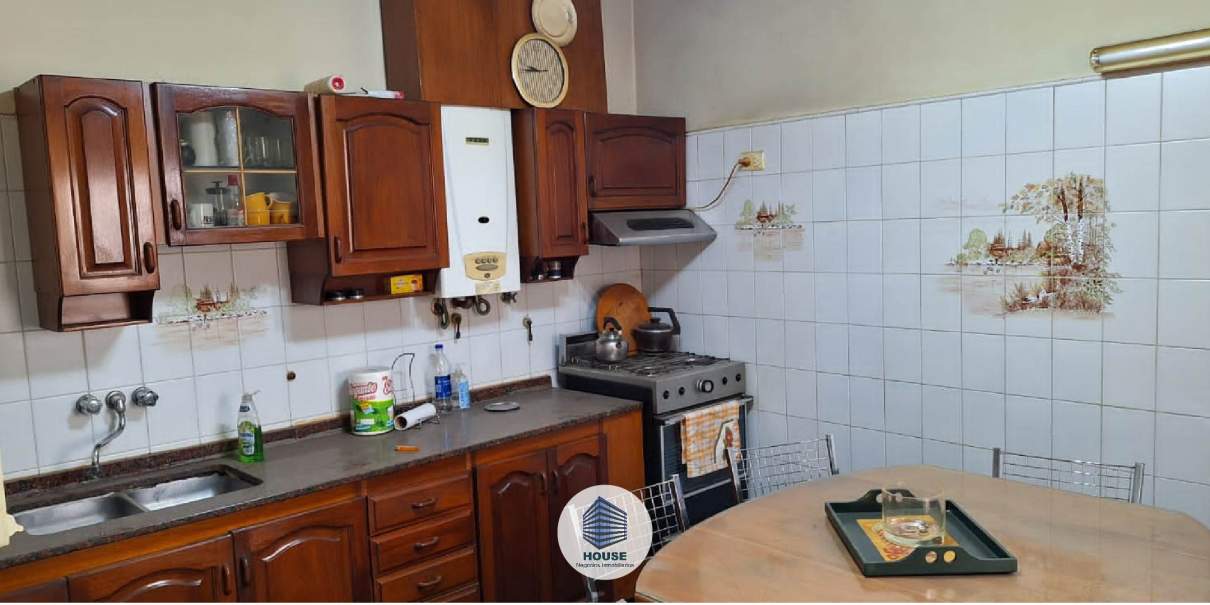 CASA EN VENTA ESTILO CLÁSICO 3 DORMITORIOS CON PATIO Y COCHERA - ALTA CÓRDOBA REC MENOR