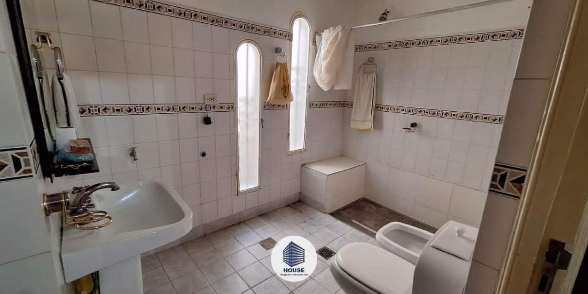 CASA EN VENTA ESTILO CLÁSICO 3 DORMITORIOS CON PATIO Y COCHERA - ALTA CÓRDOBA REC MENOR