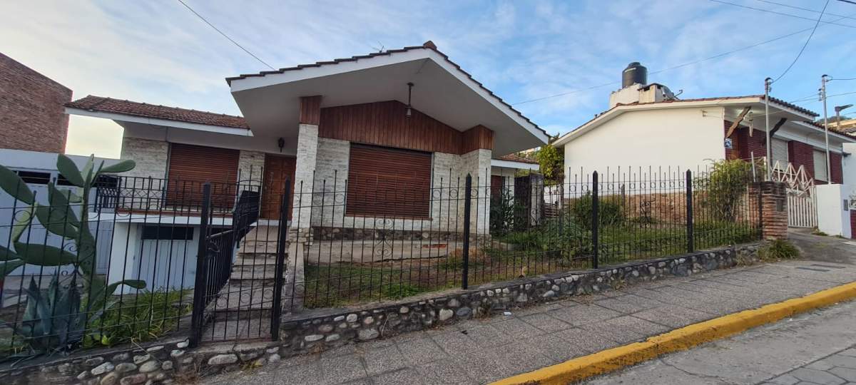 AlquilerSolo Comercial Casa 3 Dormitorios   Escritorio (Río Ceballos-Centro-a 20 mts de Av San Martí