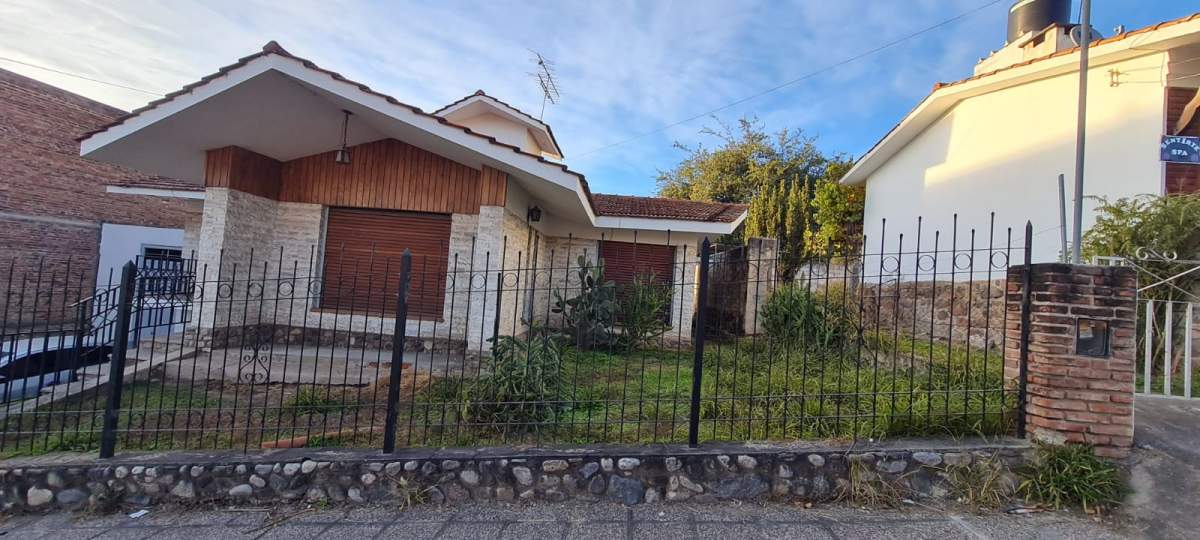 AlquilerSolo Comercial Casa 3 Dormitorios   Escritorio (Río Ceballos-Centro-a 20 mts de Av San Martí