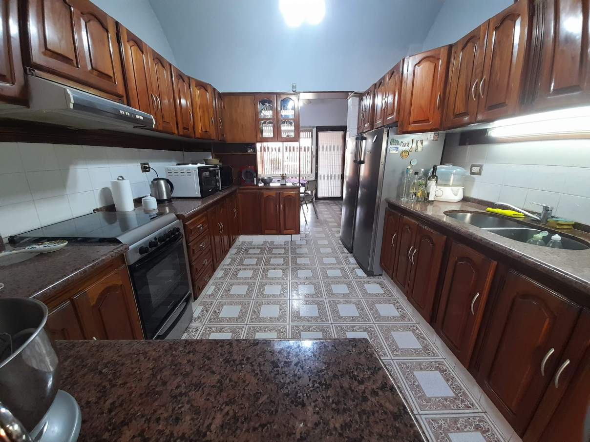 SALVATIERRA VENDE-ESPECTACULAR INMUEBLE EN BARRIO JUNIORS-500M2 TERRENO