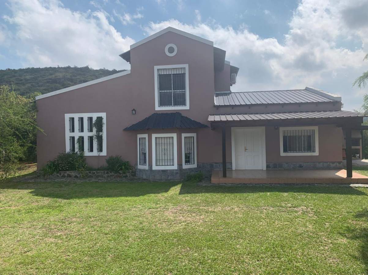 Descubre tu casa soñada en las sierras: confort y naturaleza