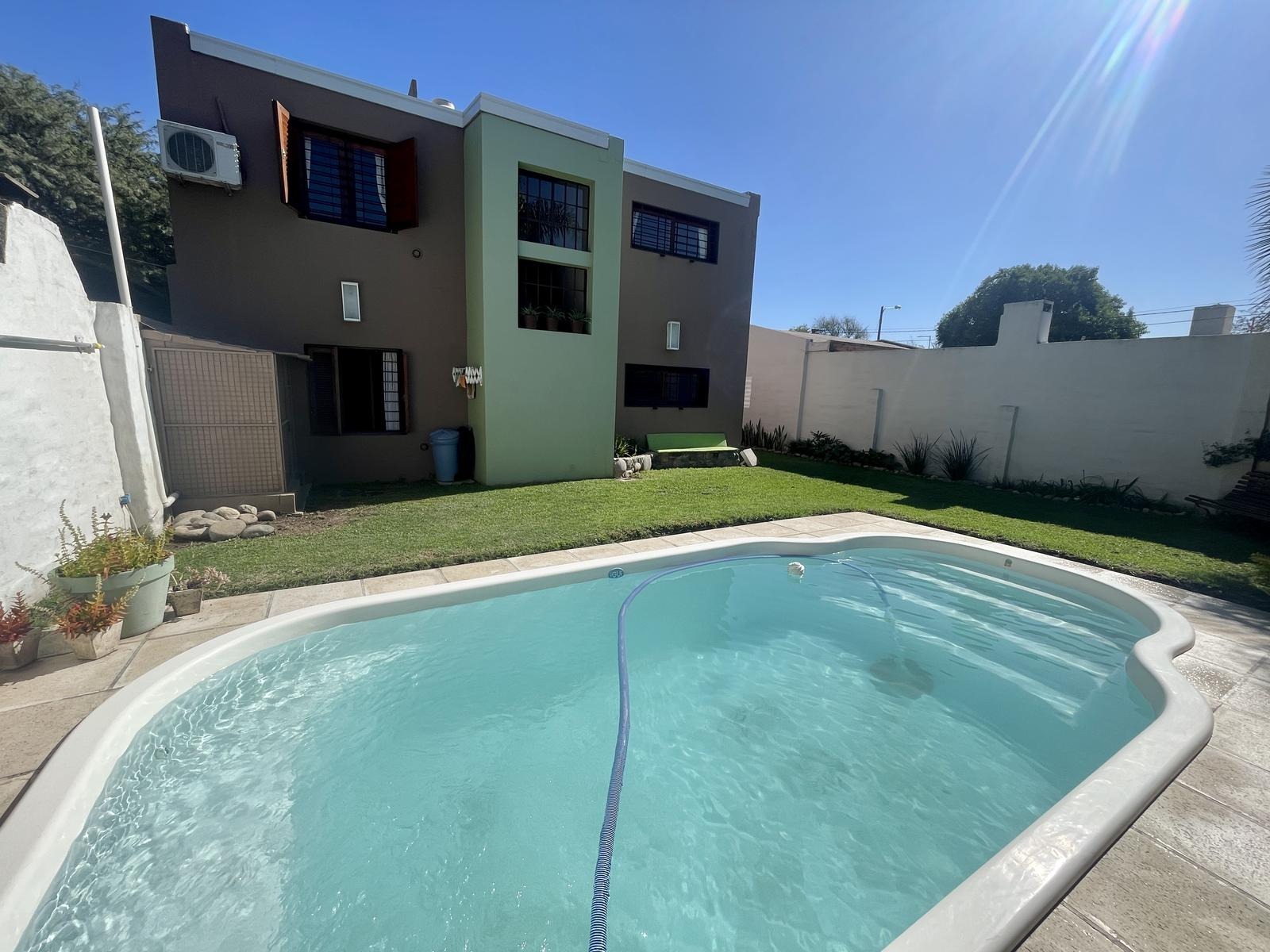 VENDO CASA 4 DORMITORIOS MAS ESCRITORIO. COCHERA PARA 2 AUTOS