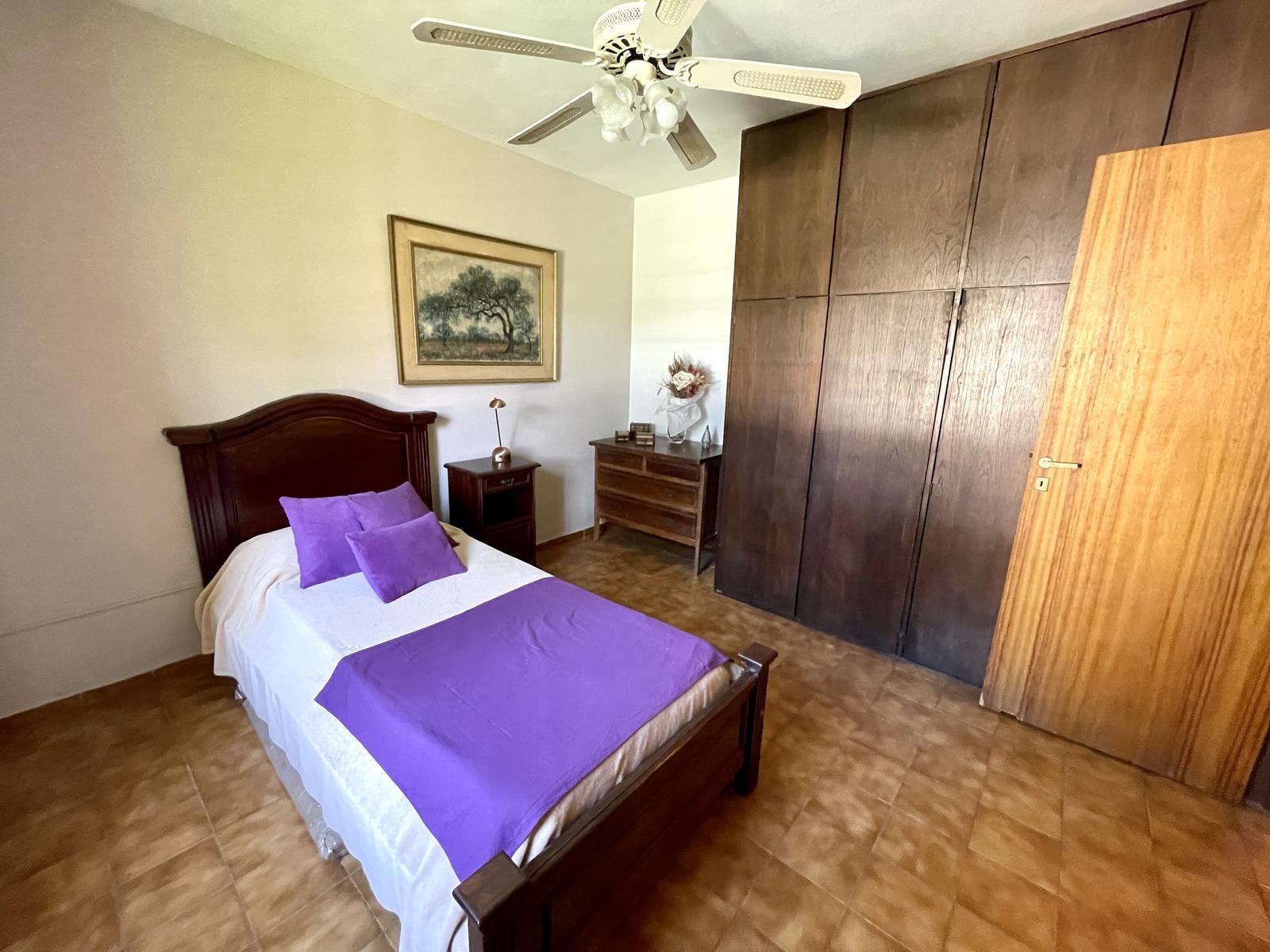 VENDO CASA 4 DORMITORIOS MAS ESCRITORIO. COCHERA PARA 2 AUTOS