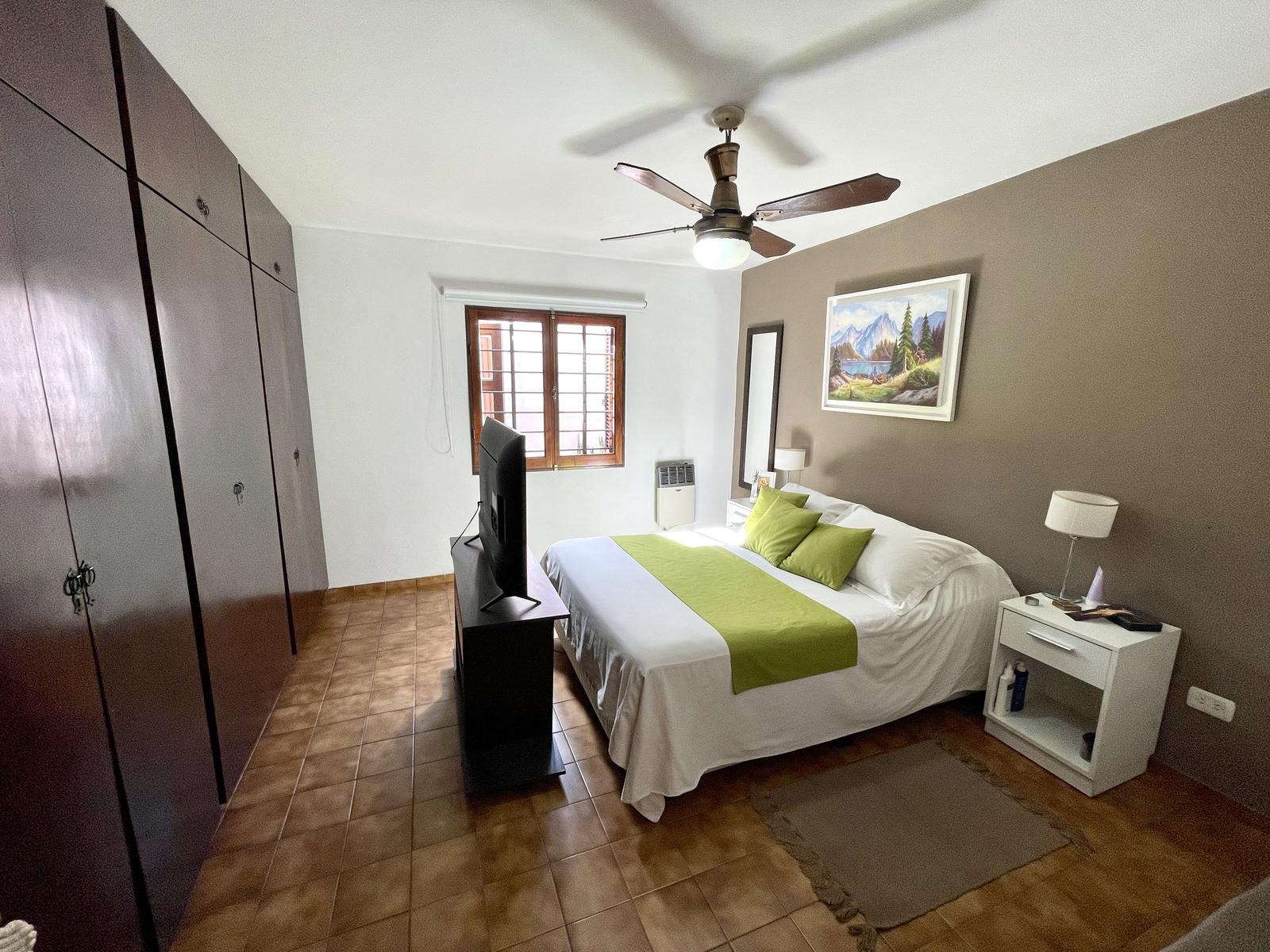 VENDO CASA 4 DORMITORIOS MAS ESCRITORIO. COCHERA PARA 2 AUTOS