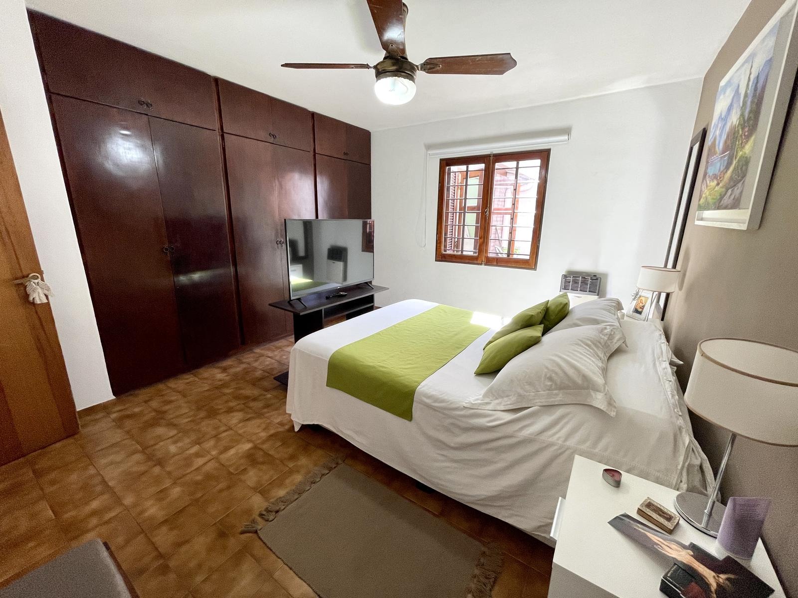 VENDO CASA 4 DORMITORIOS MAS ESCRITORIO. COCHERA PARA 2 AUTOS