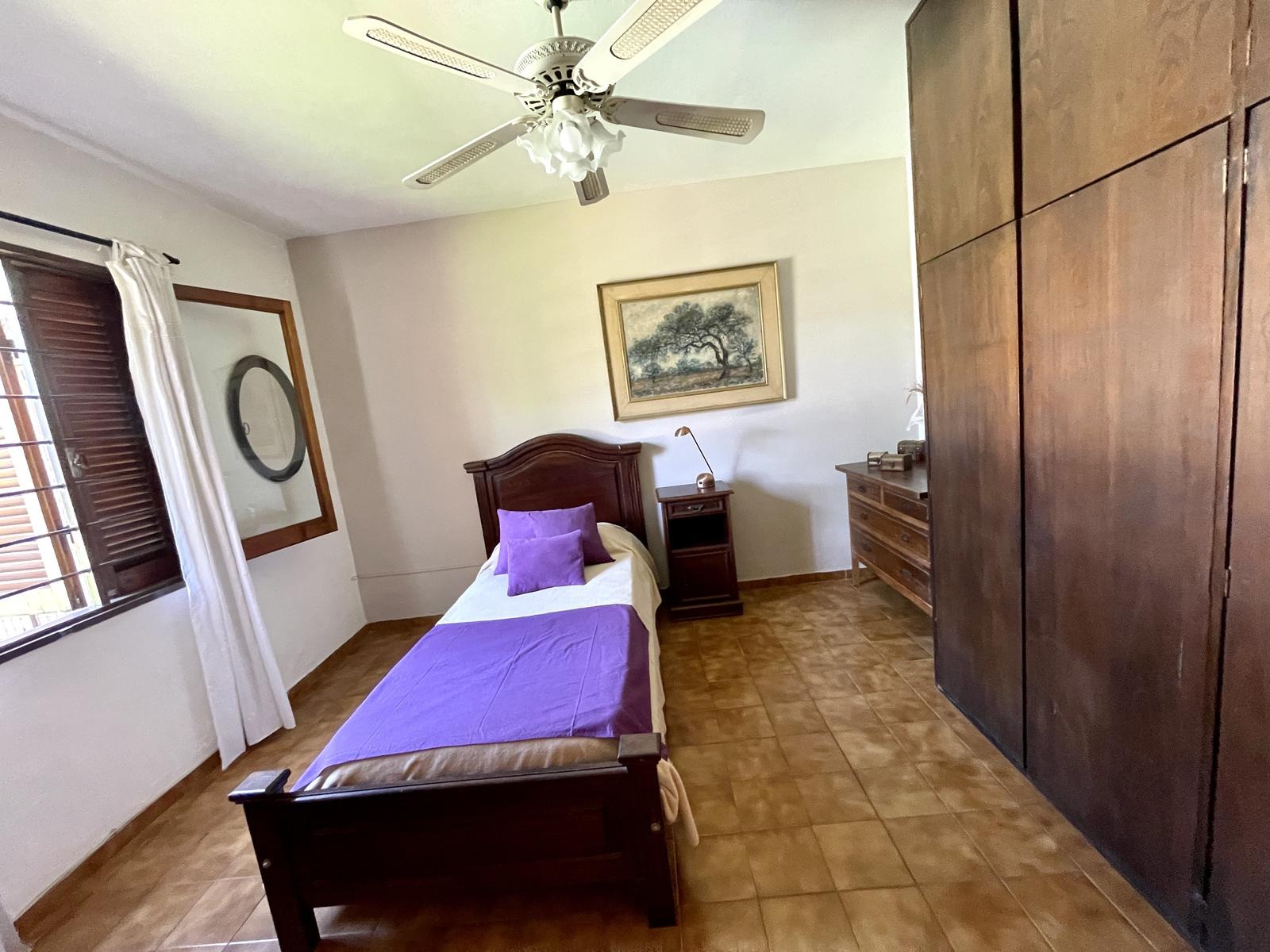 VENDO CASA 4 DORMITORIOS MAS ESCRITORIO. COCHERA PARA 2 AUTOS